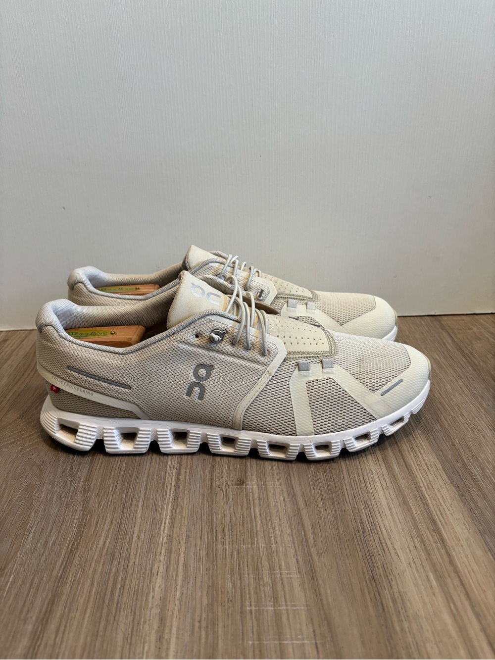 ON Cloud 5 Mens Size 11 Comfy Running Walking Shoes Gym Cream Sand